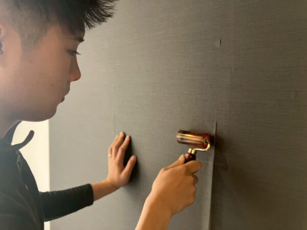 画像：クロス貼り作業